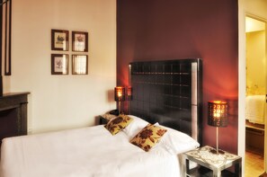 Minibaari, työpöytä, silitysrauta/-lauta, vauvansängyt