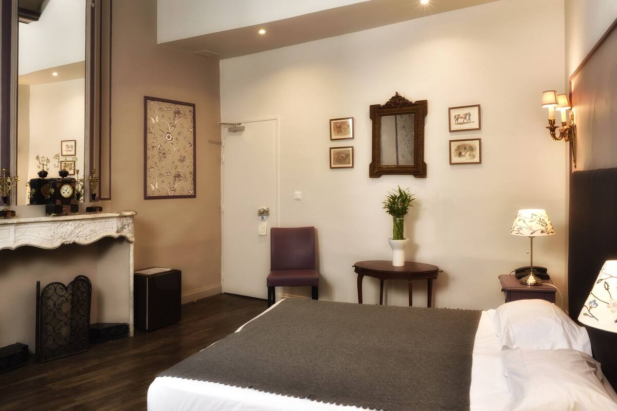 Minibar, desk, iron/ironing board (on request), cribs (surcharge)