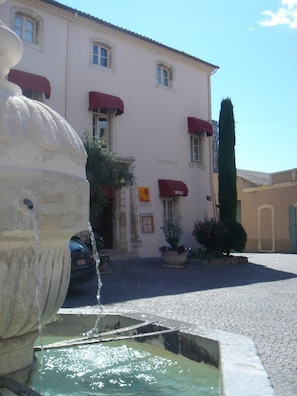 Courtyard - L'Esplan (Saint-Paul-Trois-Chateaux)