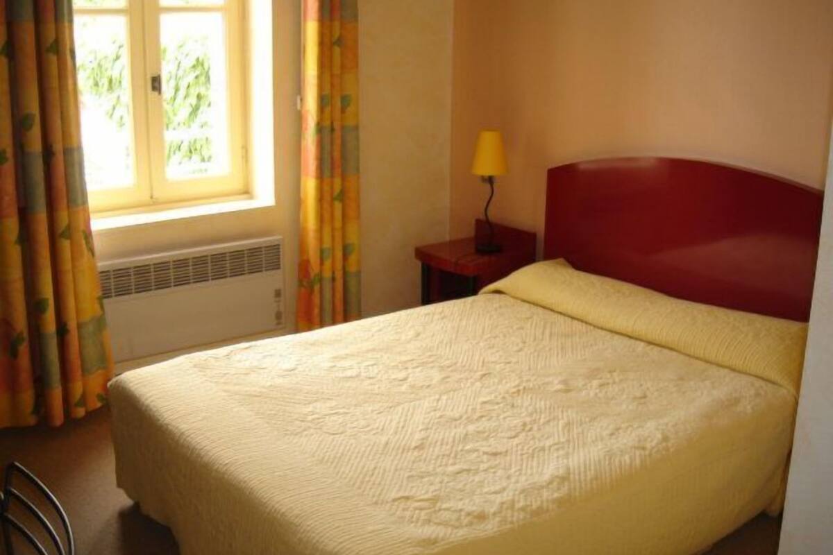 Minibar, desk, iron/ironing board (on request), cribs (surcharge)