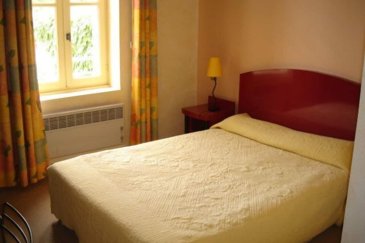 Minibar, desk, iron/ironing board, cots/infant beds