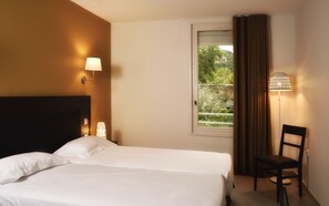 Minibar, bureau, fer et planche à repasser, lits bébé (en supplément)