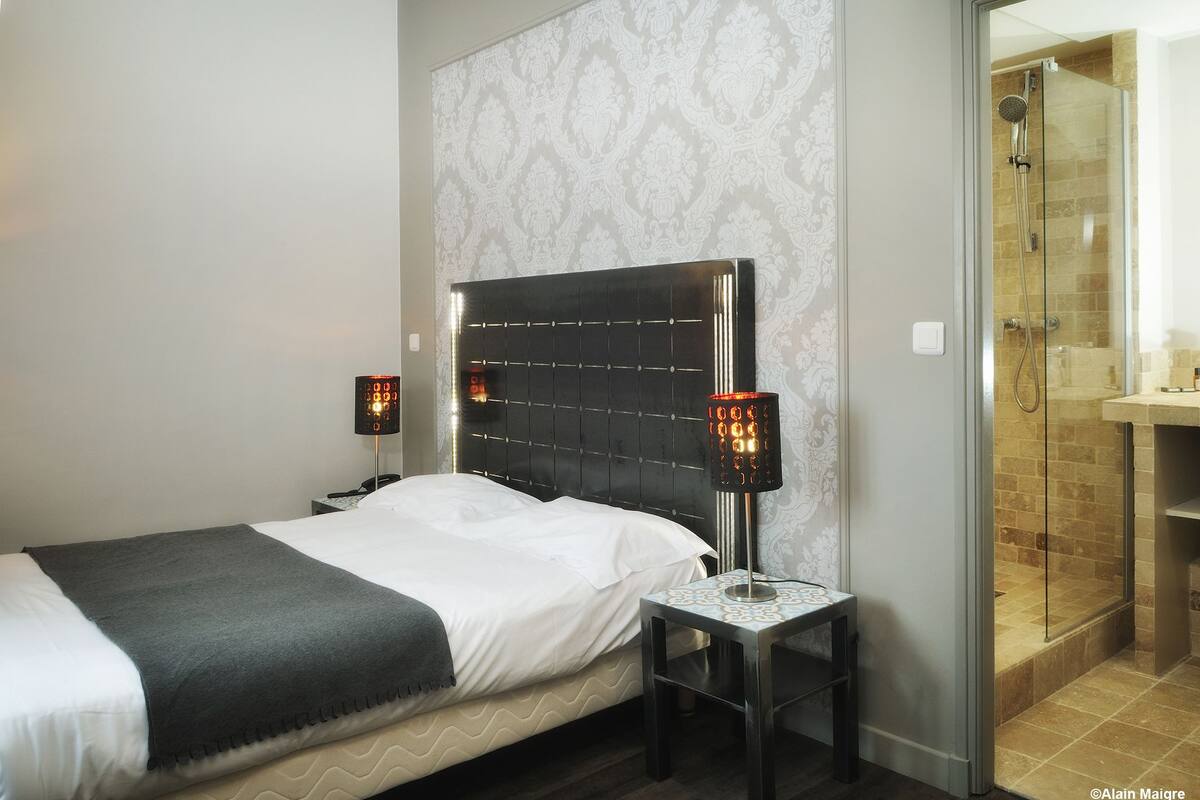 Minibar, desk, iron/ironing board (on request), cribs (surcharge)