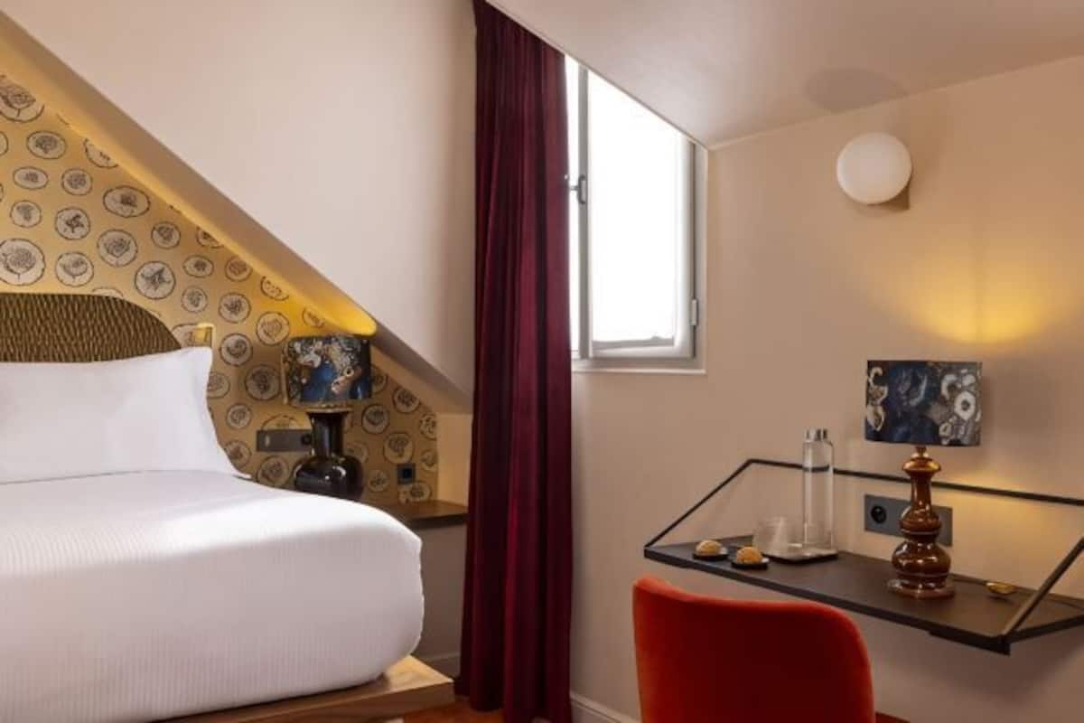 Premium bedding, in-room safe, individually decorated, desk