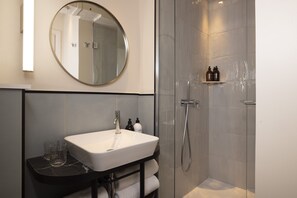 Designer-hygieniatuotteet, hiustenkuivaaja, tohvelit, pyyhkeet