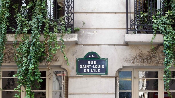 Una señal de calle para la Rue Saint-Louis en l'Ile, que indica el número.