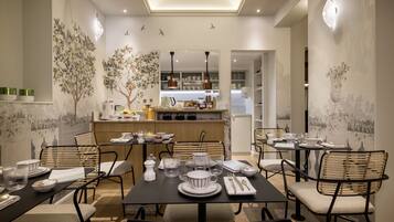 Petit déjeuner complet (21 EUR par personne)