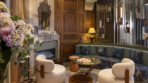 Una sala de estar acogedora con chimenea, un sofá, sillones y una mesa de centro.