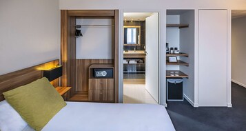 Chambre Standard, 1 grand lit, non-fumeurs (Shower Only) | Minibar, coffres-forts dans les chambres, bureau, chambres insonorisées