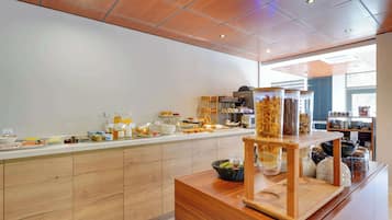 Desayuno buffet diario (EUR 17 por persona)