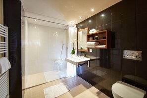 Ducha, artículos de tocador ecológicos, secador de pelo, toallas