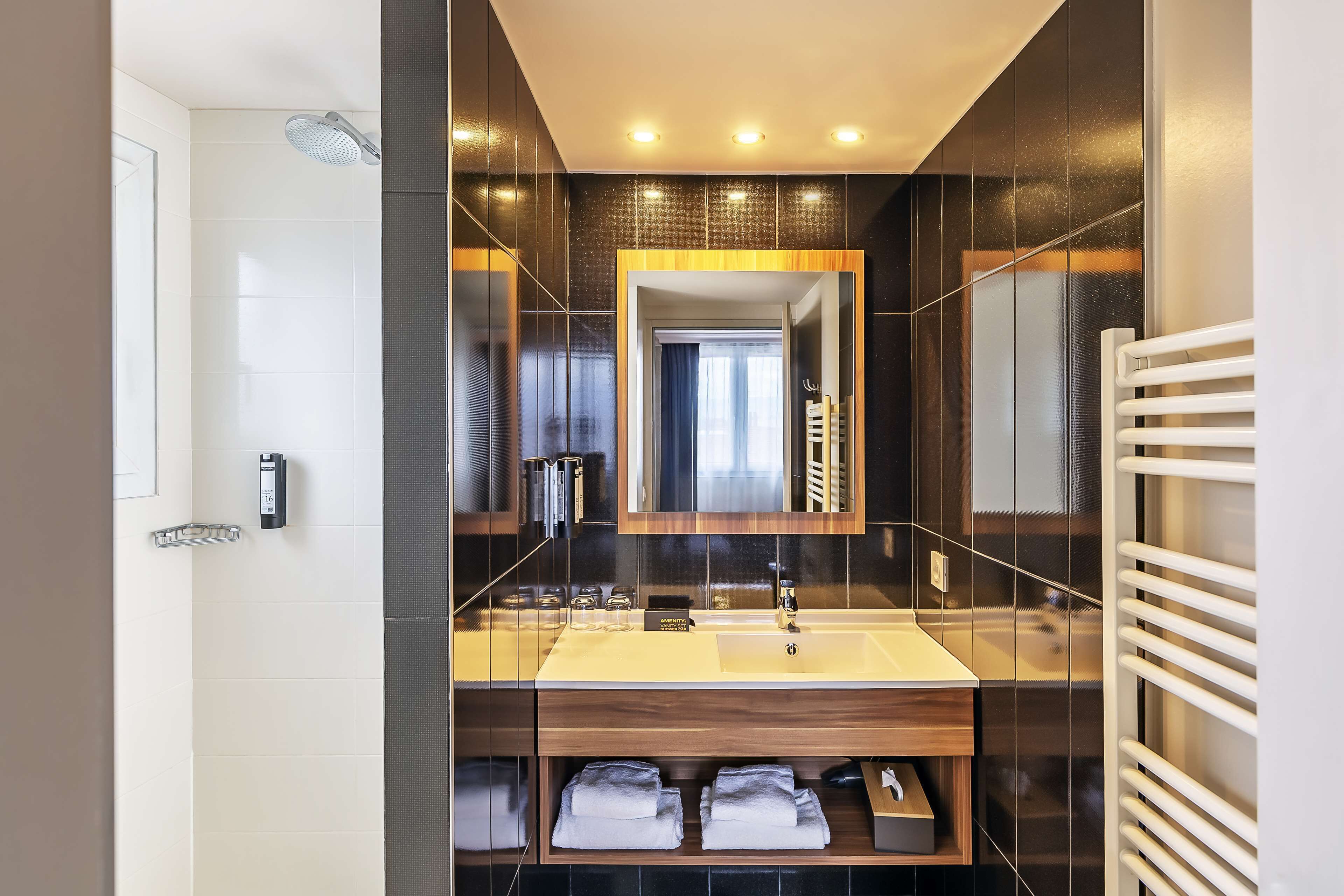 shower, free toiletries, hair dryer, towels