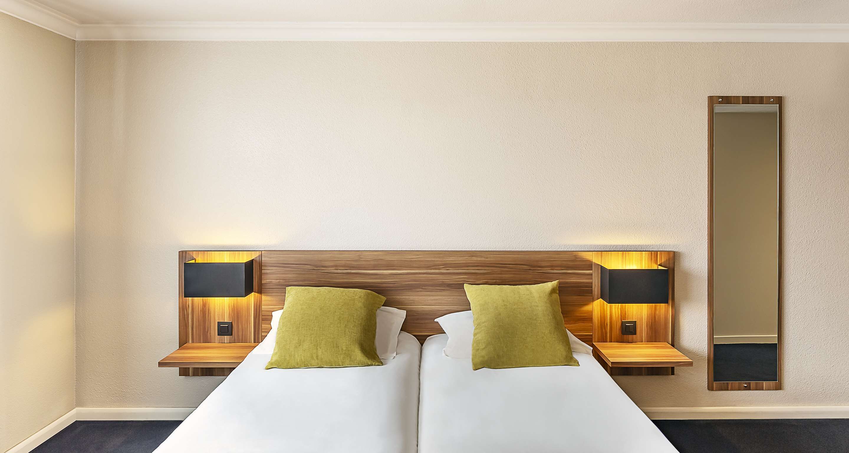 ห้องสแตนดาร์ด, เตียงคิงไซส์ 1 เตียง, ปลอดบุหรี่ (Shower Only;Twin bed on request) | มินิบาร์, ตู้นิรภัยในห้องพัก, โต๊ะทำงาน, ห้องเก็บเสียง