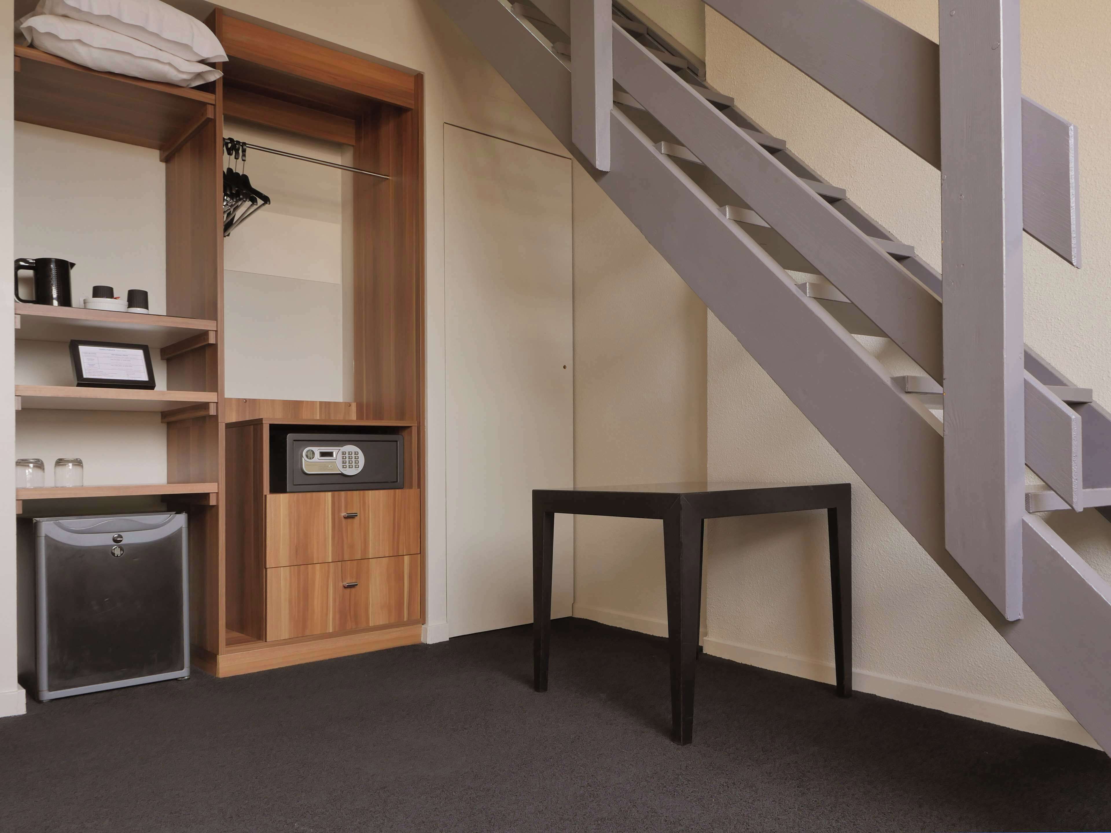 standard room, 1 queen bed, non smoking, mezzanine | minibar, in-room safe, desk, soundproofing