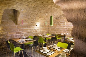 Petit déjeuner buffet servi tous les jours en supplément