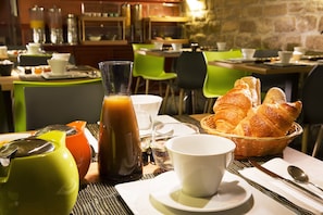 Petit déjeuner buffet servi tous les jours en supplément
