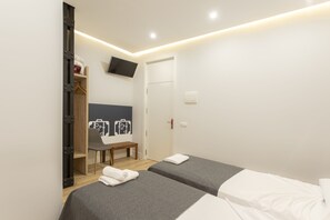 Superior Double Room (2 camas individuales) | Desk, iron/ironing board, free WiFi, bed sheets - Hostal The Good Rooms (Madrid)