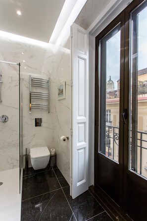 Shower, hair dryer, towels - Hostal The Good Rooms (Madrid)