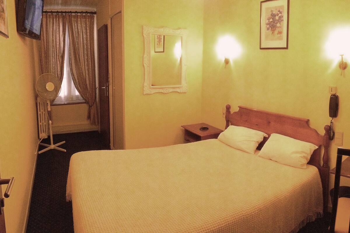 Cots/infant beds, free WiFi