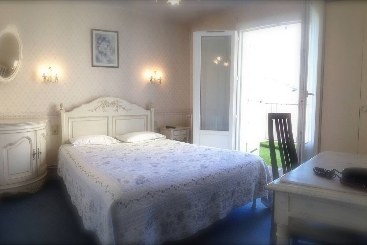 Cots/infant beds, free WiFi