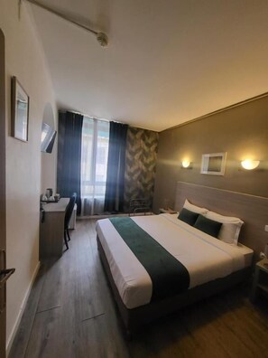 Superior Double Room | Desk, blackout drapes, iron/ironing board (on request), WiFi (free) - Empire Hotel (Nîmes)