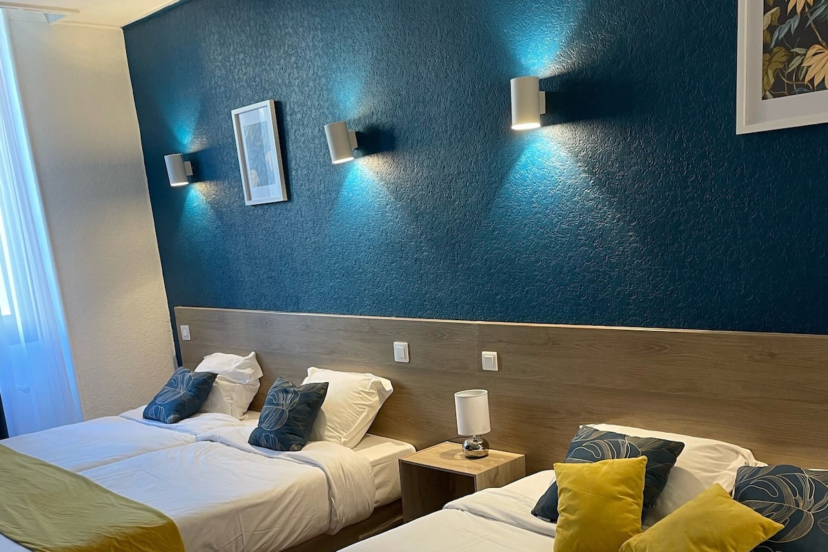 Standard-Vierbettzimmer | Schreibtisch, Verdunkelungsvorhänge, Bügeleisen/Bügelbrett