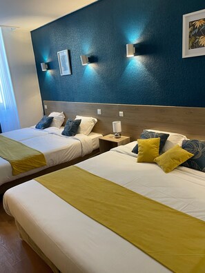 Escritorio, cortinas blackout y tabla de planchar con plancha 