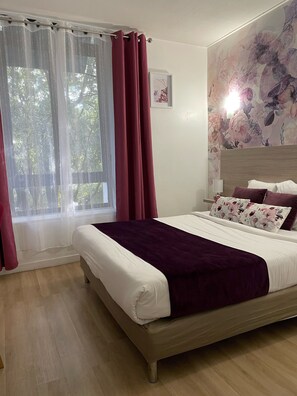 Bureau, rideaux occultants, fer et planche à repasser, Wi-Fi gratuit