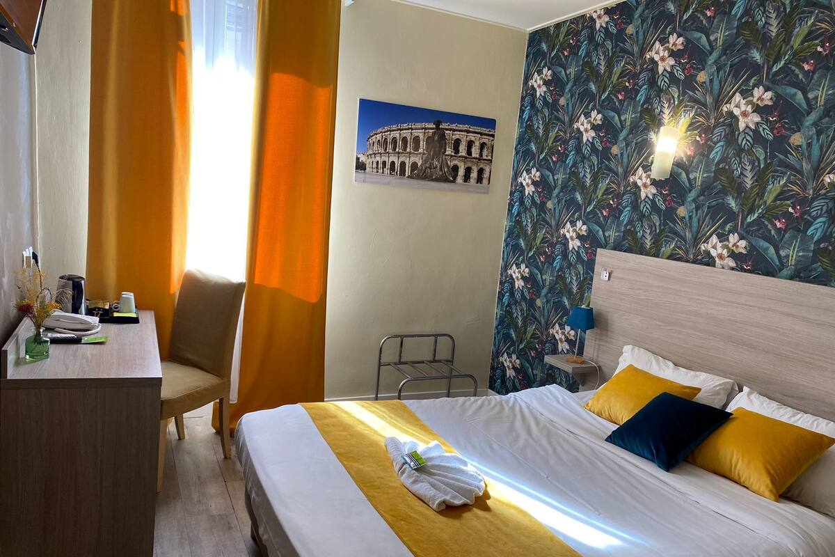 Double room | Desk, blackout drapes, iron/ironing board (on request), WiFi (free)