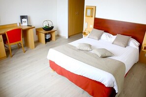 ตู้นิรภัยในห้องพัก, โต๊ะทำงาน, ห้องเก็บเสียง, เตารีด/โต๊ะรีดผ้า