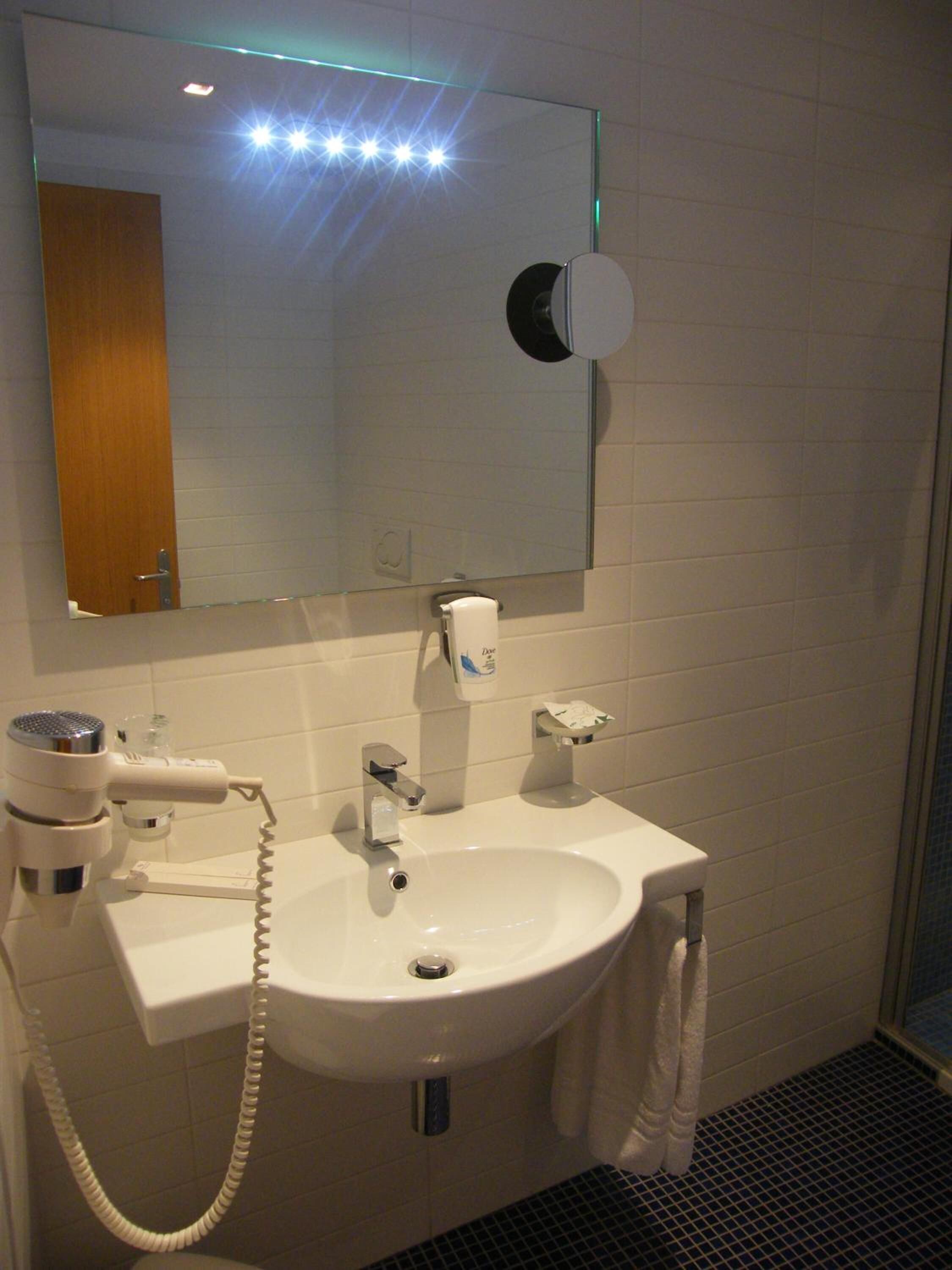 shower, free toiletries, hair dryer, bidet