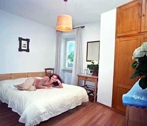 ตู้นิรภัยในห้องพัก, ตกแต่งพิเศษโดยเฉพาะ, โต๊ะทำงาน, เตียงเสริม/เปล