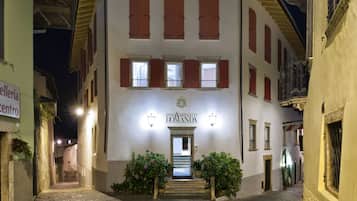 Facciata della struttura - sera/notte