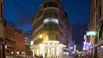 Voorkant accommodatie - avond/nacht