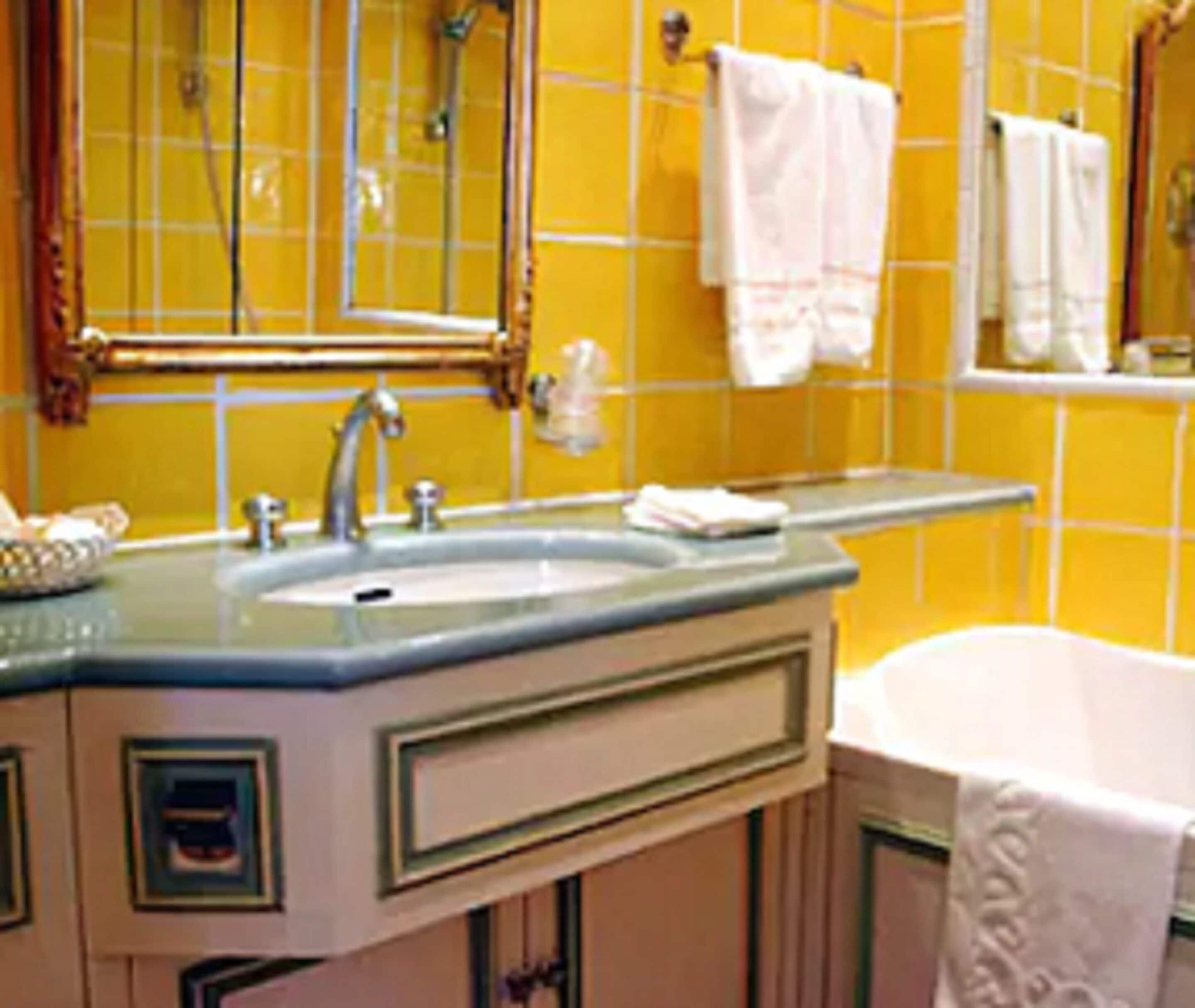 superior double or twin room | bathroom | shower, free toiletries, hair dryer, towels