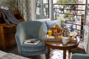 Minibar, caja de seguridad en la habitación y escritorio 