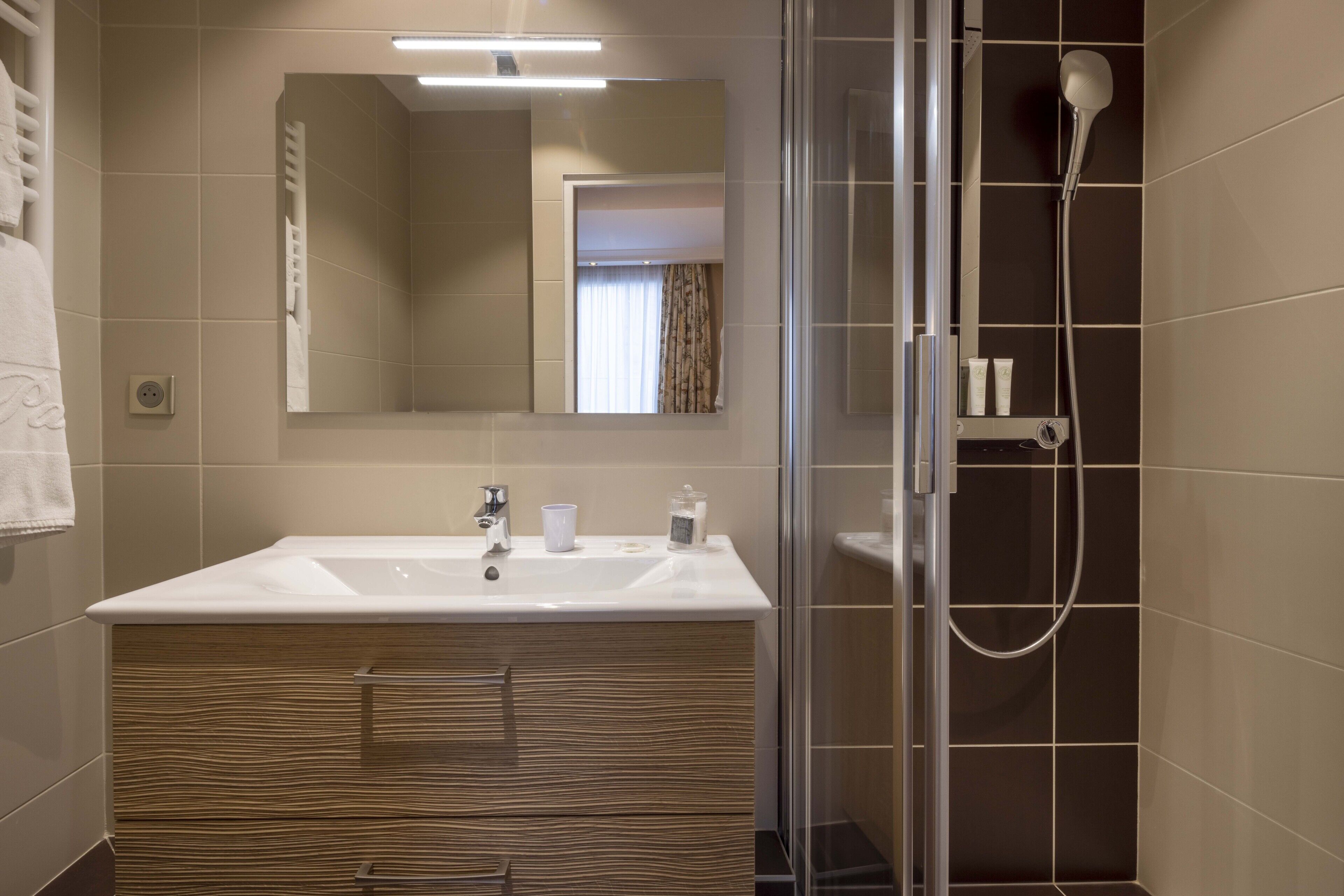 shower, free toiletries, hair dryer, towels