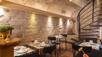 Daily continental breakfast (EUR 14 per person)