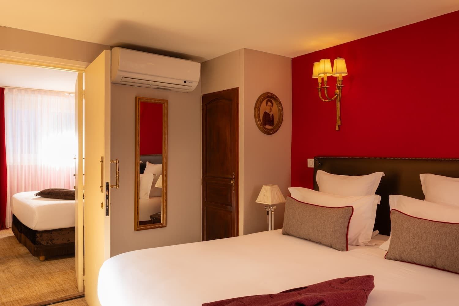 Habitación cuádruple clásica | Caja de seguridad en la habitación, escritorio y cortinas blackout 