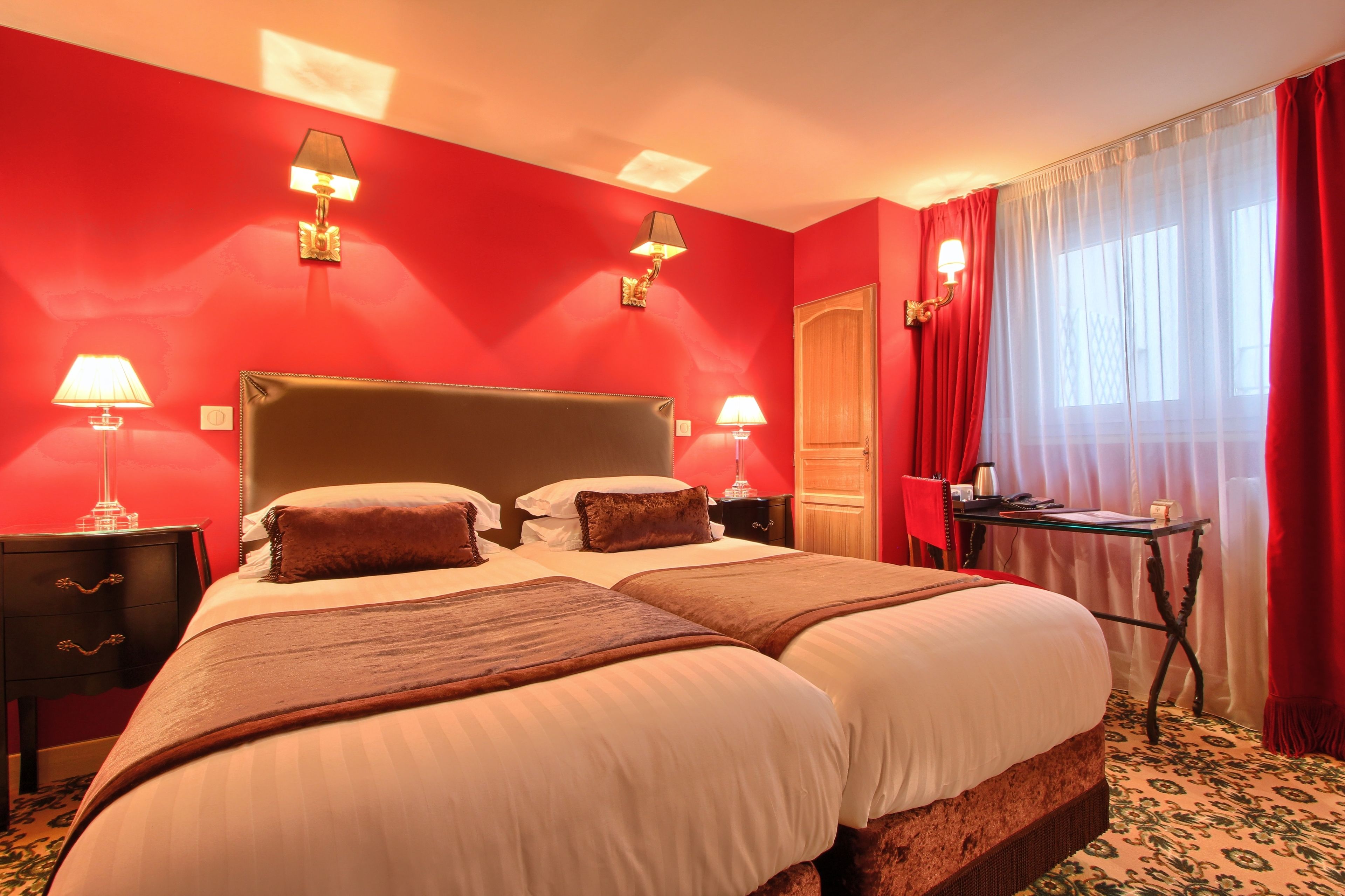 Habitación clásica con 2 camas individuales | Caja de seguridad en la habitación, escritorio y cortinas blackout 