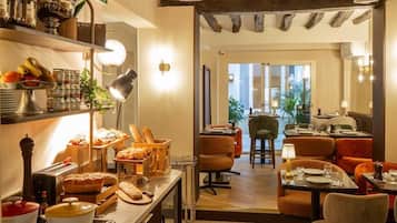 Café da manhã com buffet todos os dias mediante uma taxa