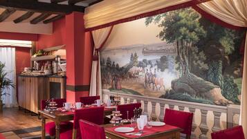 每日供應自助早餐 (費用另計)