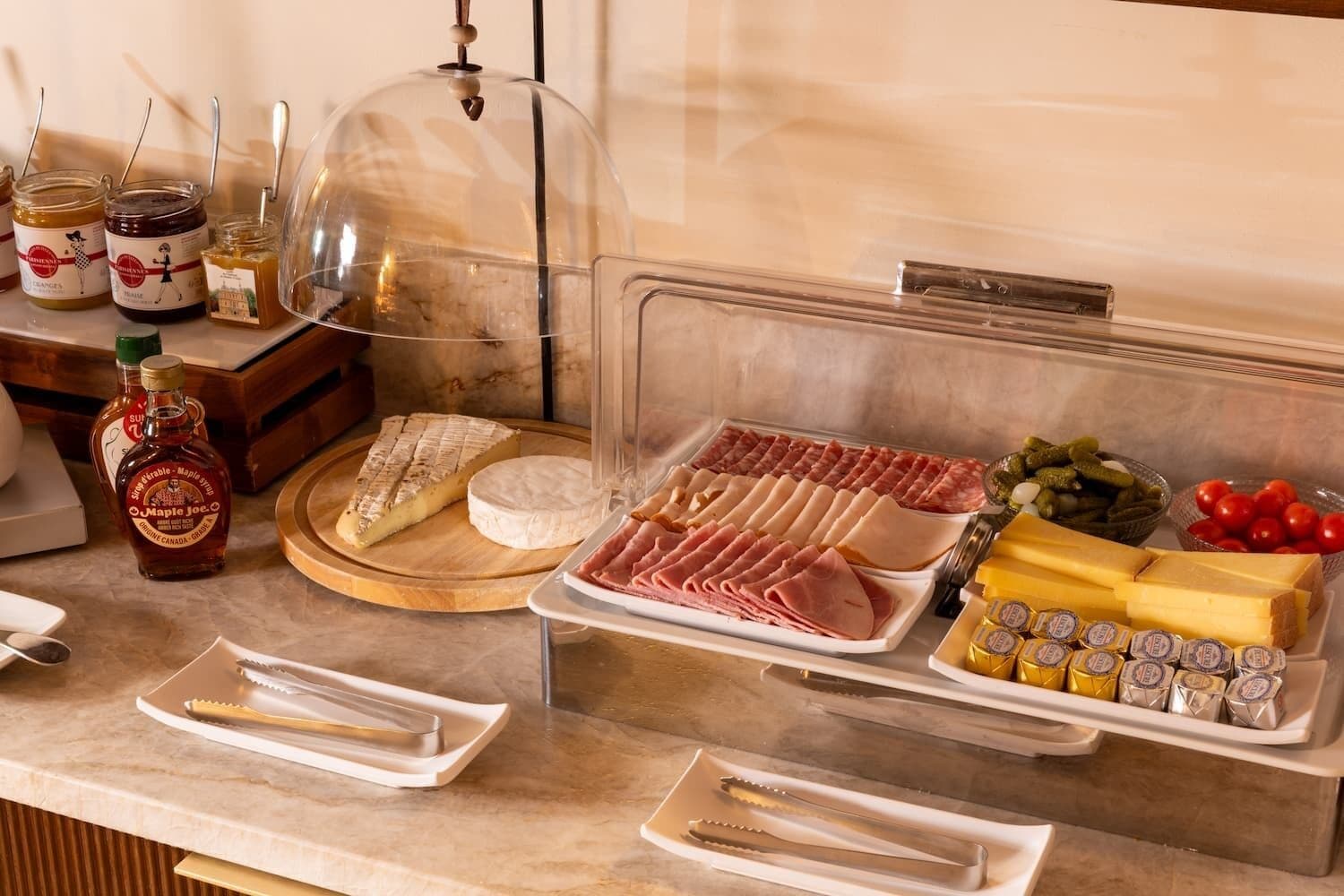 Ein reichhaltiges Buffet mit Käse, Fleisch und verschiedenen Beilagen.