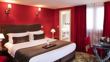 房內夾萬、書桌、遮光窗簾/窗簾、熨斗/熨衫板