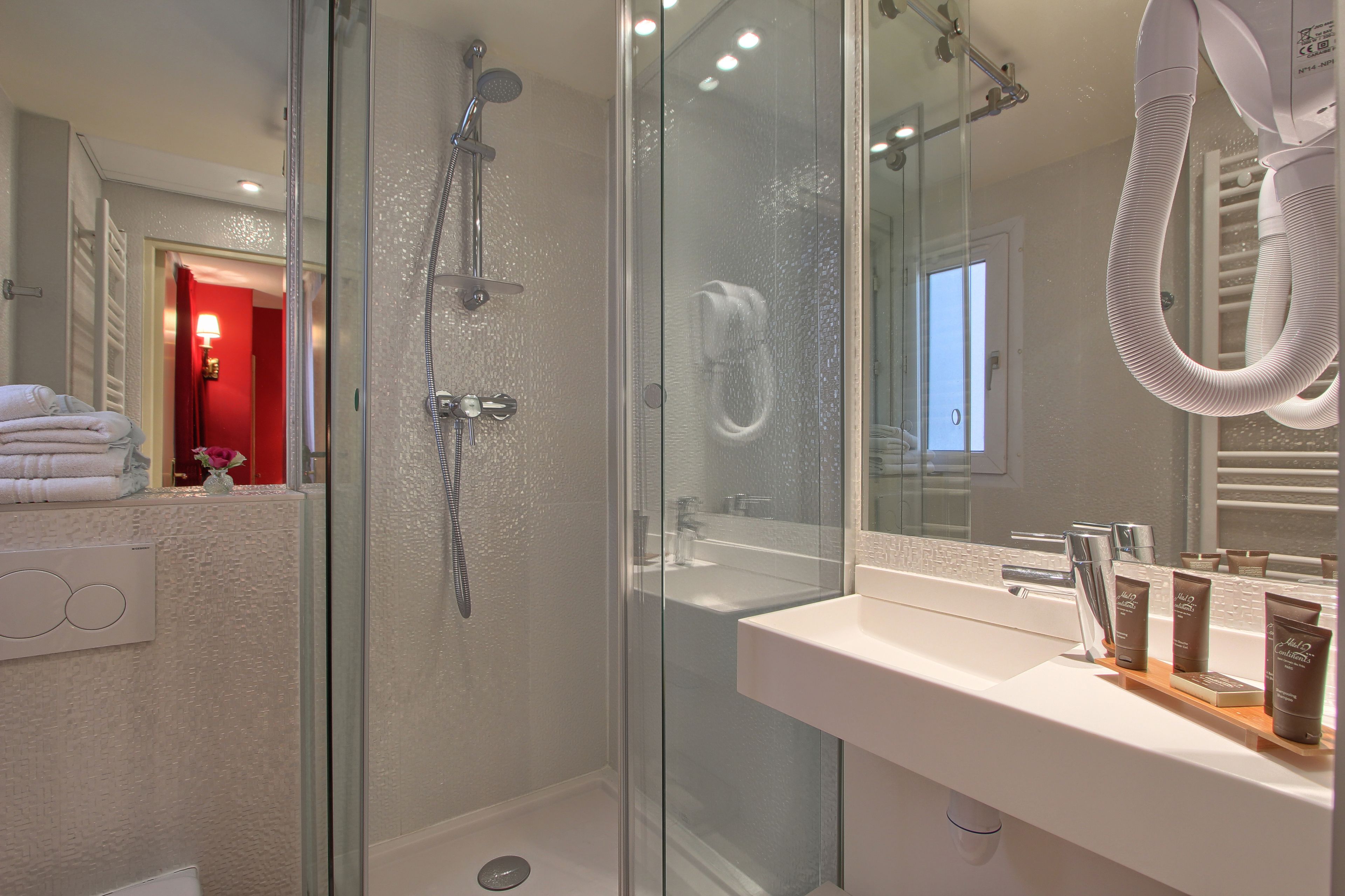 executive double or twin room | bathroom | free toiletries, hair dryer, towels, soap