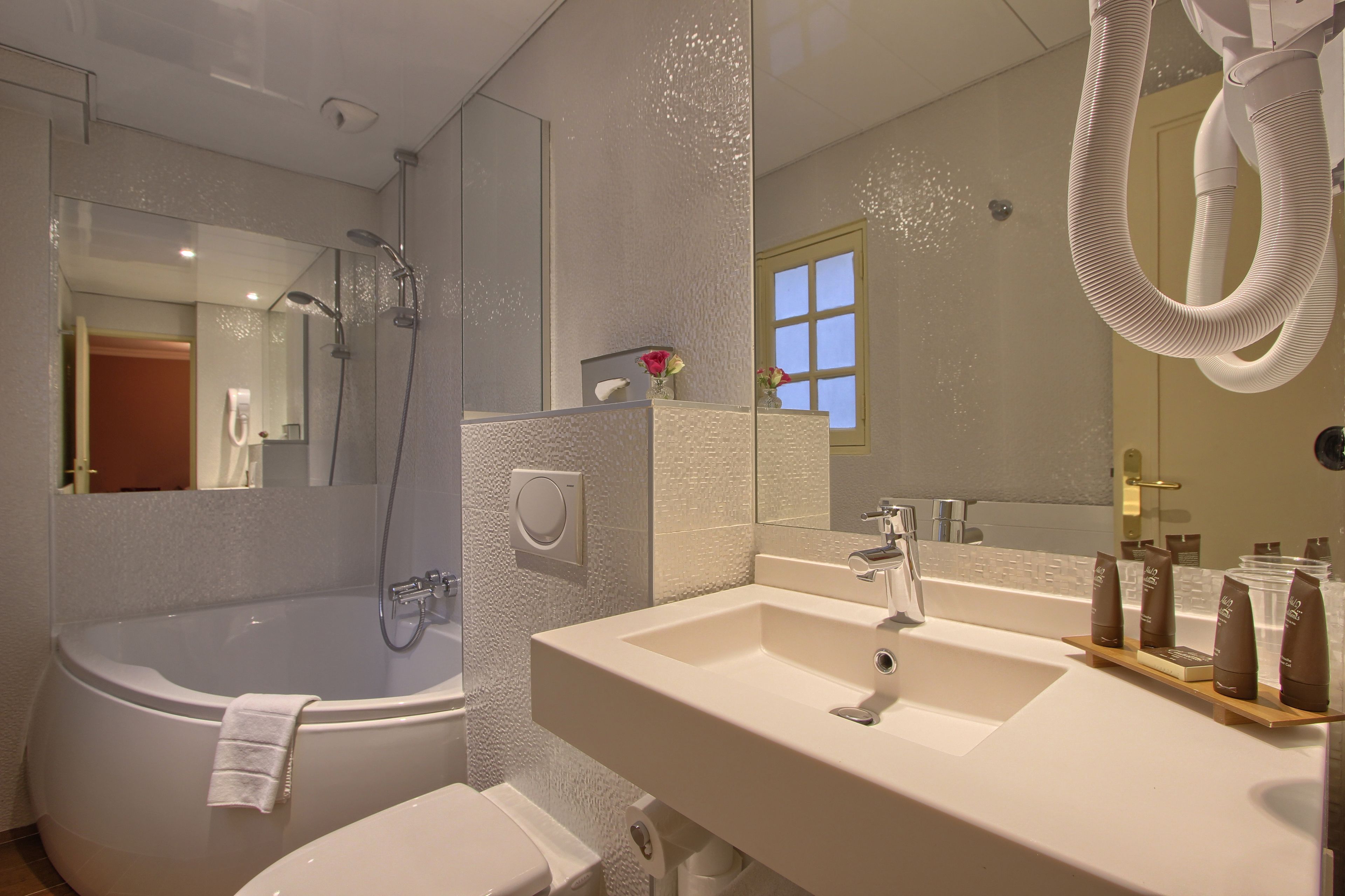 classic room with twin beds (no lift) | bathroom | free toiletries, hair dryer, towels, soap