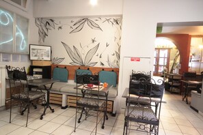 Daily continental breakfast (EUR 11 per person)