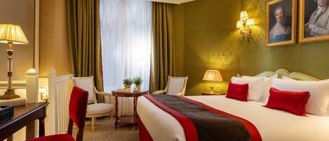 La Pompadour | In-room safe, desk, blackout drapes, iron/ironing board