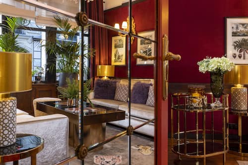 Lobby lounge