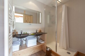 Superior Suite | Bathroom | Free toiletries, hair dryer, bathrobes, slippers - Joy Villard de Lans (Villard-de-Lans)